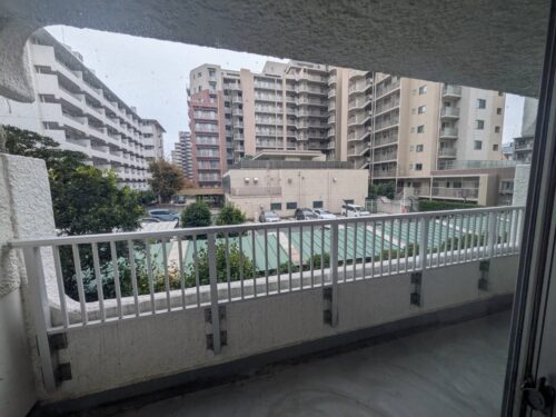 【眺望】2階ですが前面駐車場の為視界が開けており、南西向きの為陽当たりも良好です♪