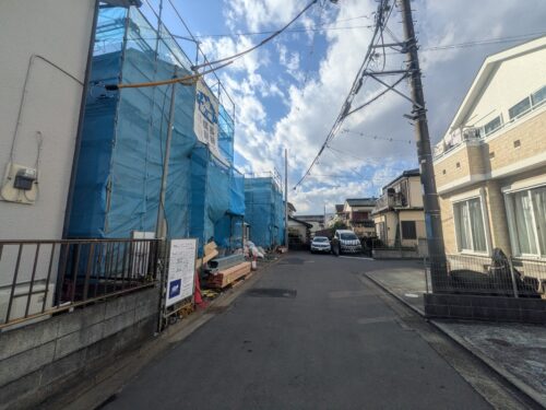 【周辺】前面道路は駐車が不安な方にも安心な、ゆとりある広さとなっております(^^) (周辺)