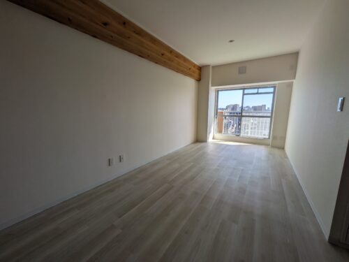 【リビング】白を基調とした空間に、木目のアクセントが美しく調和するリビング♪ (居間)