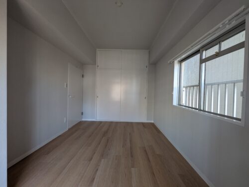 【洋室】寝室は、上品で落ち着きのあるグレーのクロス仕上げ♪