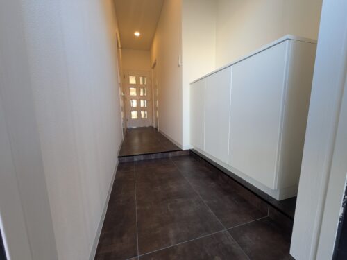 【廊下】玄関・廊下は、上質な印象のフロアタイル仕上げ♪