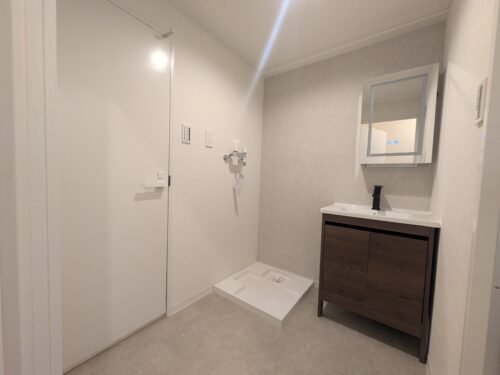 【洗面化粧台】洗面はライト付きミラーで身支度も快適♪洗濯機の水栓はお湯も使えます！ 