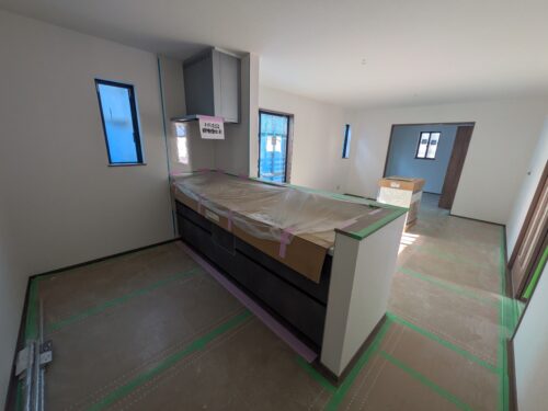 【キッチン】対面キッチンで家事をしながらリビングの様子が見渡せるので、小さなお子様のいるご家庭でも安心です♪お片付けなどもらくちんで、生活導線も短くなりとても便利です！是非一度ご覧ください。 (キッチン)