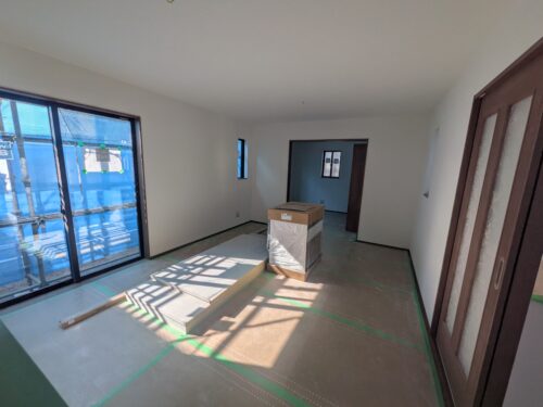 【リビング】日当たり・通風良好のリビングです！ご家族で過ごす憩いの場にふさわしいゆとりです。実際にご覧になって、インテリアの想像を膨らませるのも楽しいですね♪是非ご覧ください。 (居間)