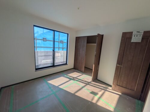 【洋室】すべての居室に物入が完備されていますので収納はバッチリです(^^)是非実際にご覧ください。 (寝室)