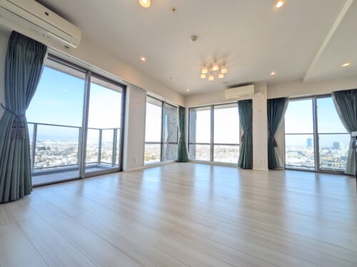 １９．４帖のＬＤＫは２面バルコニーとなっており眺望良好です！採光も２面から取れるのでお部屋はとても明るく感じます♪ (居間)