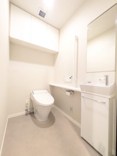 白で統一されたトイレは清潔感があります！