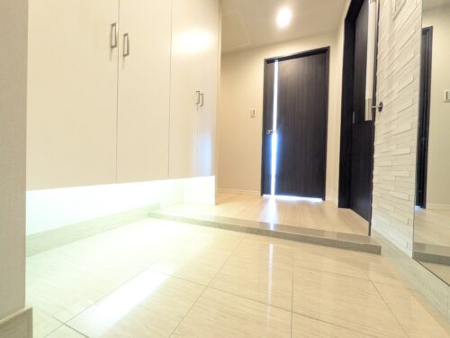 全体的に白を基調とした高級感溢れる内装です♪ (内装)