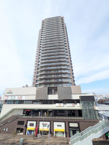 屋根付きペデストリアンデッキで小田急相模原駅に直結！雨の日でも濡れずに駅までアクセスできます♪ペアナードおださが（商業施設）内にはコンビニや飲食店、病院等が有り周辺施設充実◎ (外観)