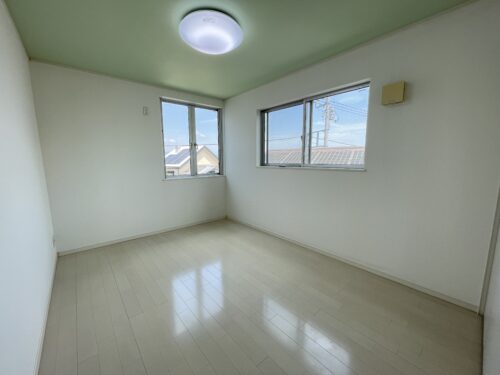 【洋室】ミントグリーンの天井クロスが爽やかな洋室◎