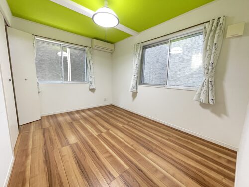 【洋室】ポップな黄緑の天井クロスが楽しい洋室◎