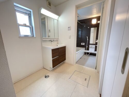 【洗面室】洗面化粧台は便利な三面鏡タイプ♪