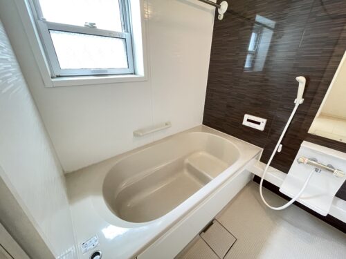 【浴室】広々とした浴室！換気できる窓付きで快適◎