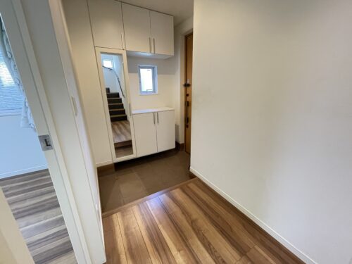 【玄関】お出かけ前の身支度に便利な全身鏡付き◎