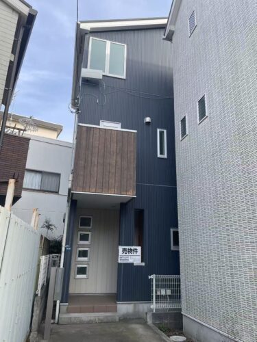 【外観】湘南の街並みに映えるネイビーの外観♪